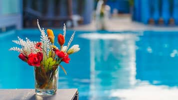 2 Außenpools, Sonnenschirme