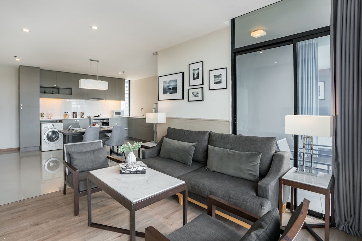 Family Suite Two Bedroom with Kitchenette | 거실 공간 | 위성 채널 시청이 가능한 32인치 LCD TV, TV, DVD 플레이어