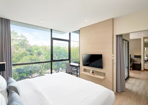 Free minibar items, in-room safe, desk, soundproofing - Altera Hotel and Residence (Pattaya)