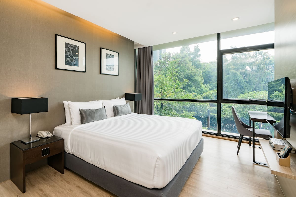 Free minibar items, in-room safe, desk, soundproofing