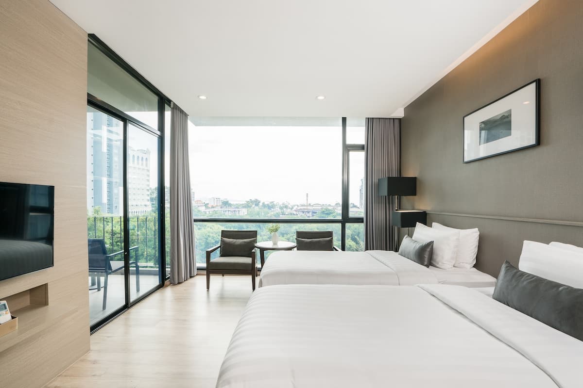 Deluxe City View Room with Kitchenette | 1 bedroom, free minibar items, in-room safe, desk