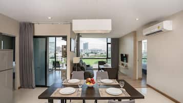 Family Suite Two Bedroom with Kitchenette | In-room dining