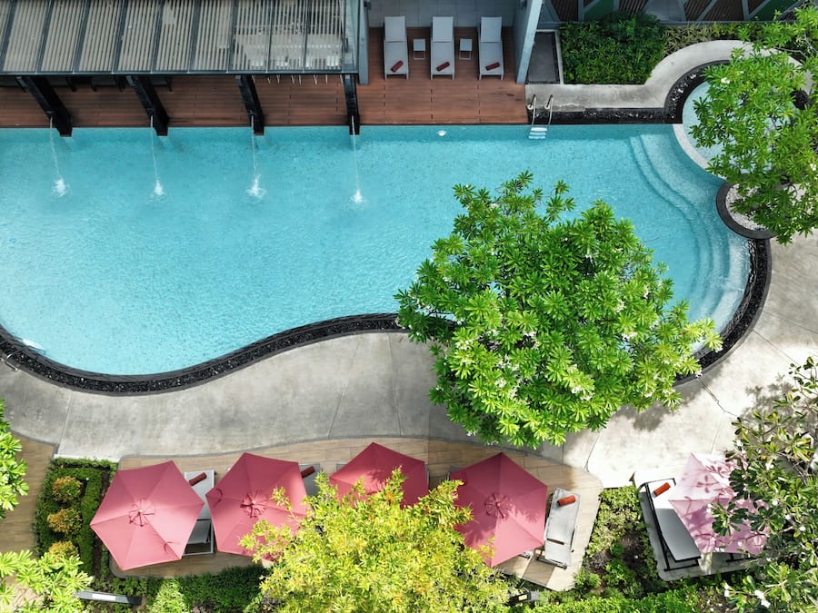Una piscina al aire libre