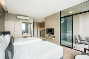 Deluxe City View Room with Kitchenette | Minibar (con algunos artículos gratuitos), caja fuerte, escritorio