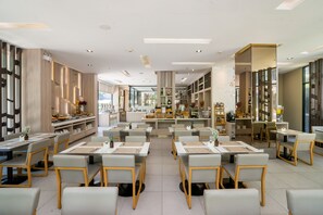 Petit déjeuner et dîner servis sur place
