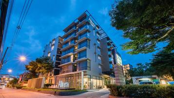 Fachada de la propiedad por la tarde o noche