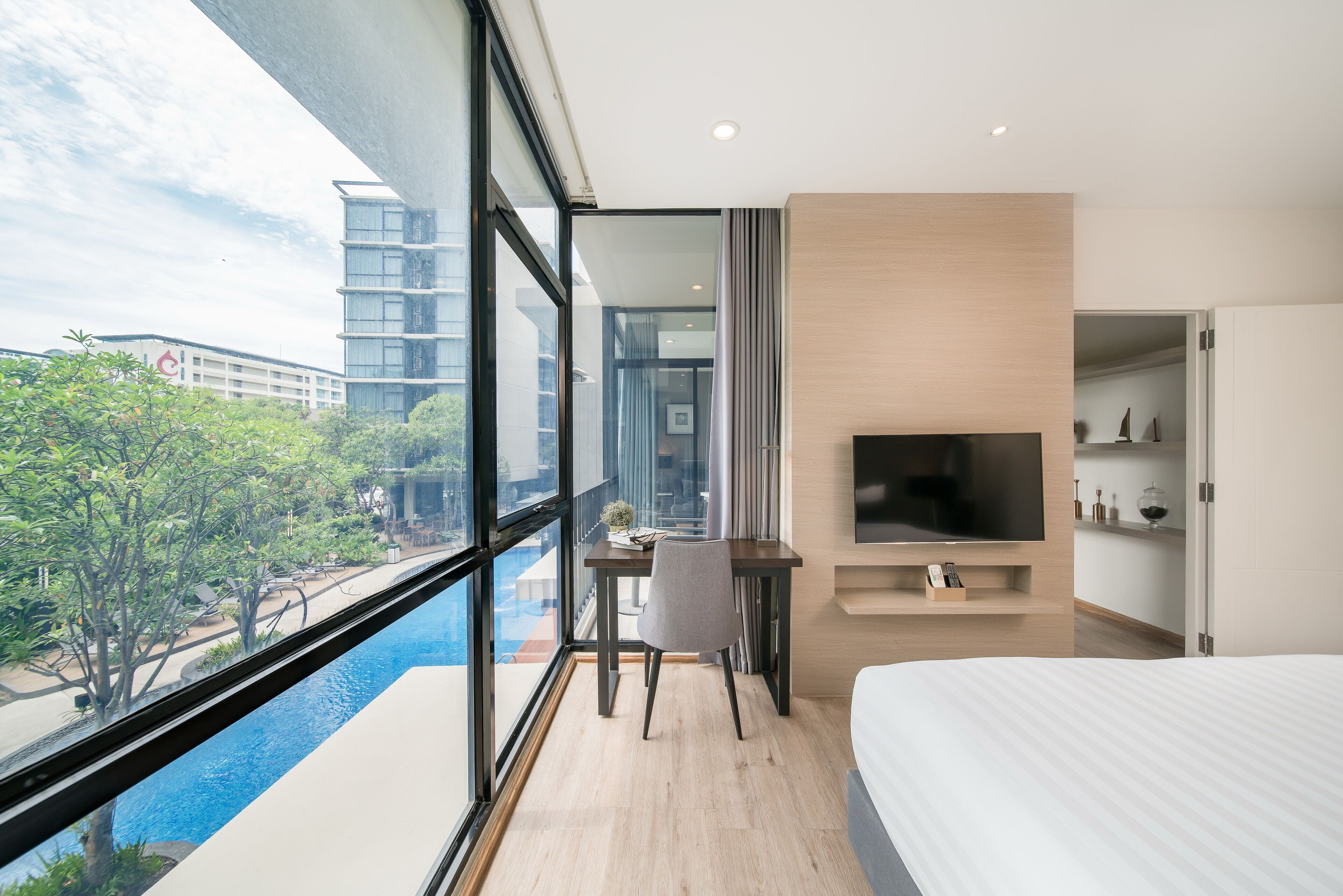 Grand Suite Pool View Room with Kitchenette | Balcony view