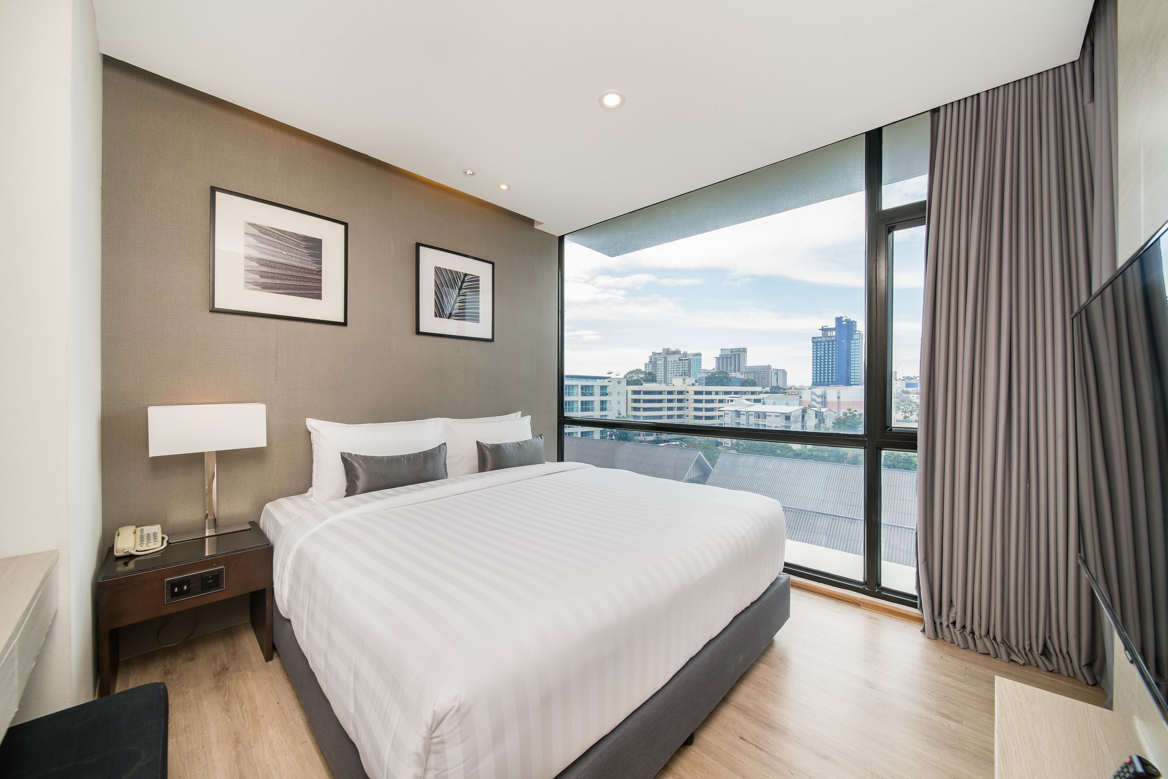 family suite two bedroom with kitchenette | 1 bedroom, free minibar items, in-room safe, desk