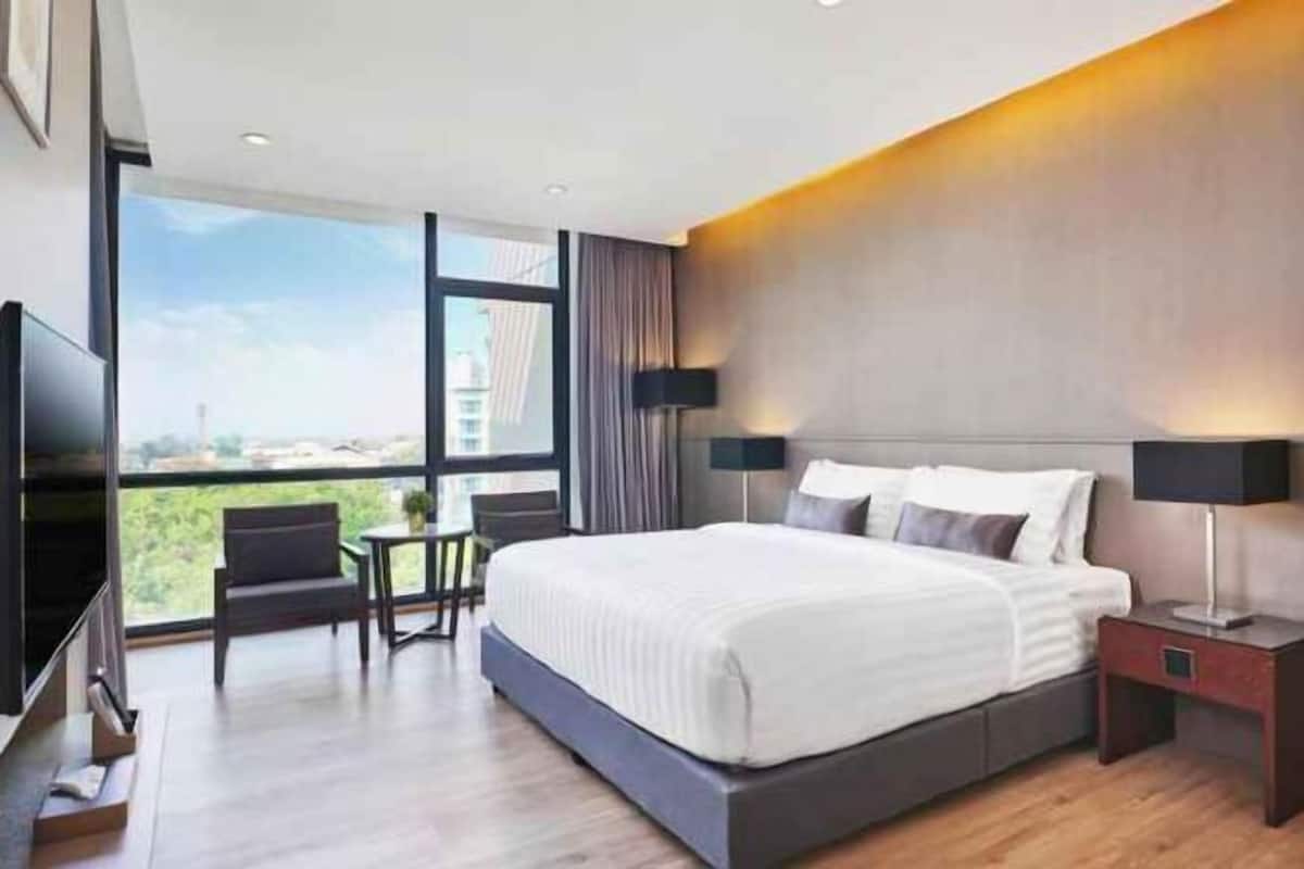1 bedroom, free minibar items, in-room safe, desk
