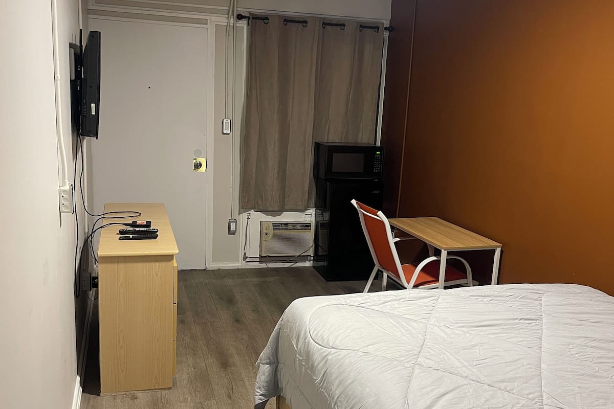 Escrivaninha, ferros/tábuas de passar roupa, Wi-Fi de cortesia