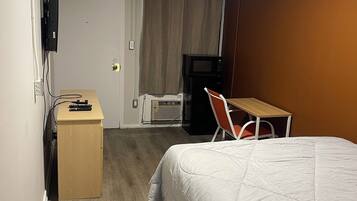 Een bureau, een strijkplank/strijkijzer, gratis wifi, beddengoed