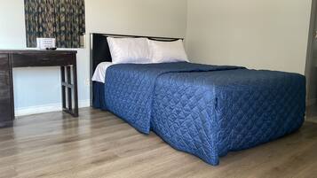 Quarto standard, 1 cama Queen | Banheiro | Banheira e chuveiro separados, produtos de toalete grátis