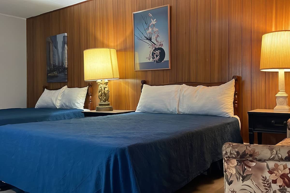 Standaard kamer, 2 queensize bedden | Een bureau, een strijkplank/strijkijzer, gratis wifi, beddengoed