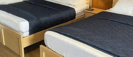 Ropa de cama de alta calidad, camas con efecto memoria y escritorio