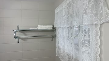 Standard Room, 1 Queen Bed | Bathroom | Separate bathtub and shower, free toiletries, hair dryer, towels