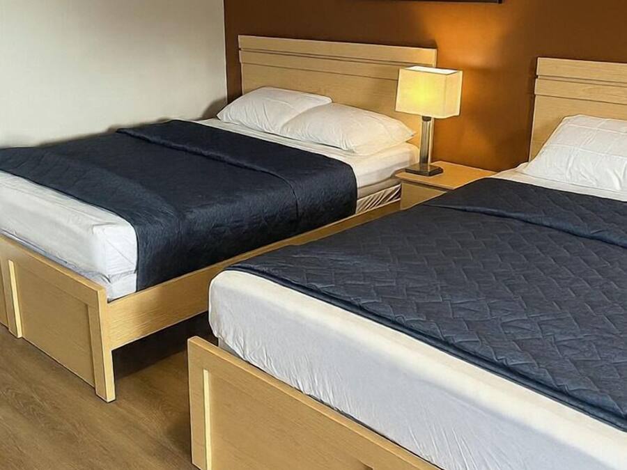 Escritorio, tabla de planchar con plancha, wifi gratis y ropa de cama