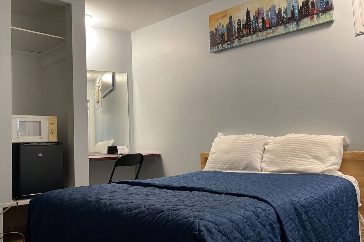 Kamer, 1 tweepersoonsbed | Een bureau, een strijkplank/strijkijzer, gratis wifi, beddengoed