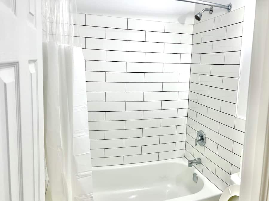 Separat badekar og bruser, gratis toiletartikler, hårtørrer, bidet