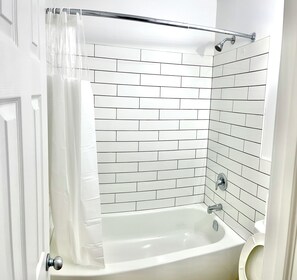 Separate tub and shower, free toiletries, hair dryer, towels -  Inn On Pim (Sault Ste. Marie)