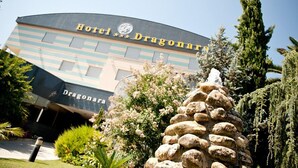 Un edificio con fachada curva y el nombre "Hotel Dragonara" visible.