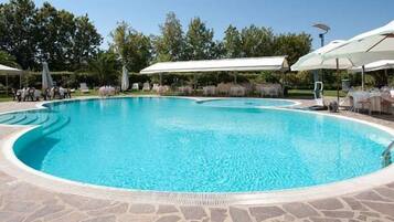 Piscine extérieure, parasols de plage, chaises longues