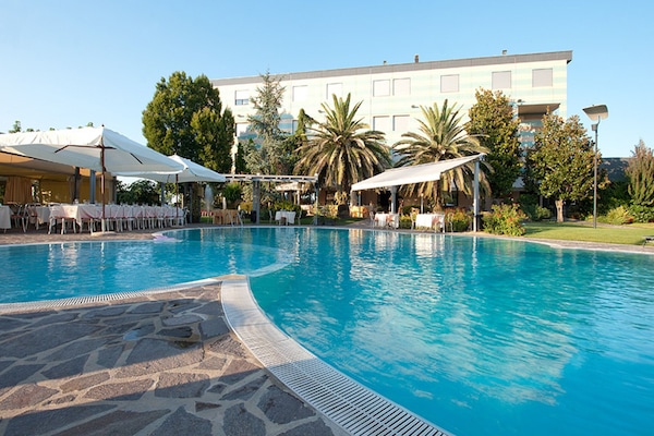 Piscina a l'aire lliure (horari: 10:00-19:00), para-sols i gandules