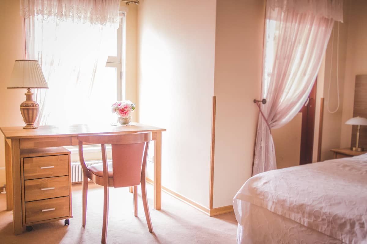 Junior suite | Pillowtop-bedden, een kluis op de kamer, een bureau, gratis wifi
