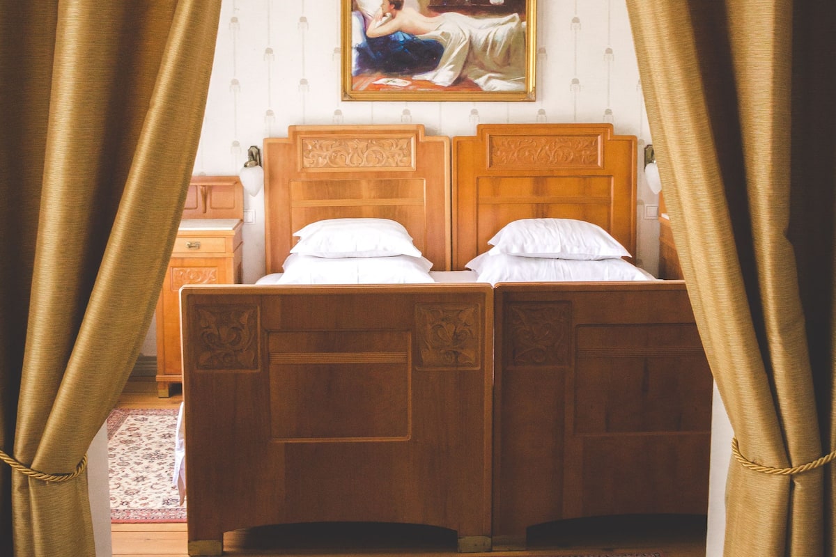 deluxe suite | pillow-top beds, in-room safe, desk, free wifi