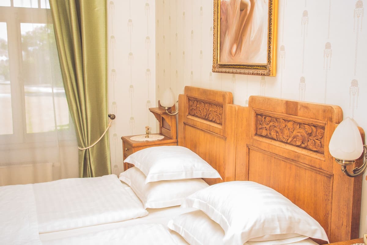 deluxe suite | pillow-top beds, in-room safe, desk, free wifi