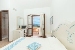 Superior Double Room, Balcony, Mountain View | Minibar, in-room safe, individually furnished, desk - Hotel Genna e Masoni (Cardedu)