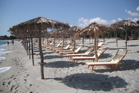 Plage à proximité, sable blanc, chaises longues, parasols. Resort Baia Cea