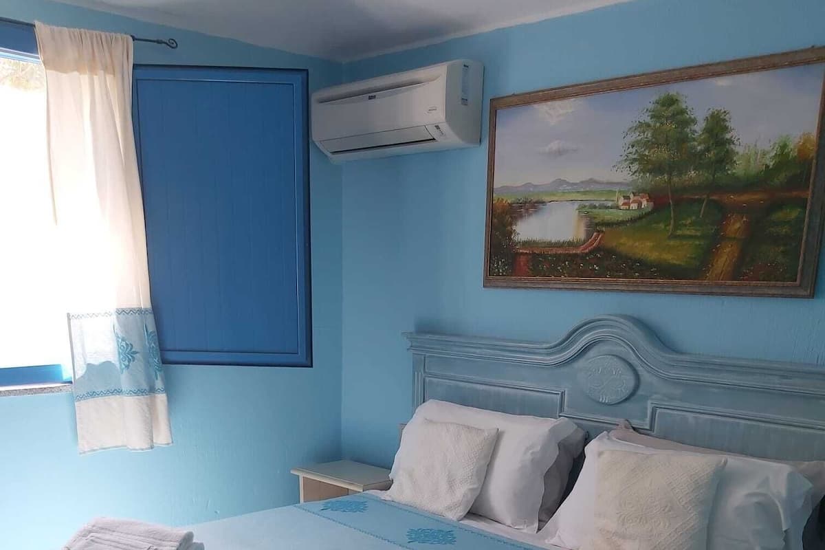 Cribs/infant beds, rollaway beds