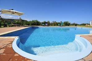 Piscine extérieure (ouverte en saison), parasols de plage