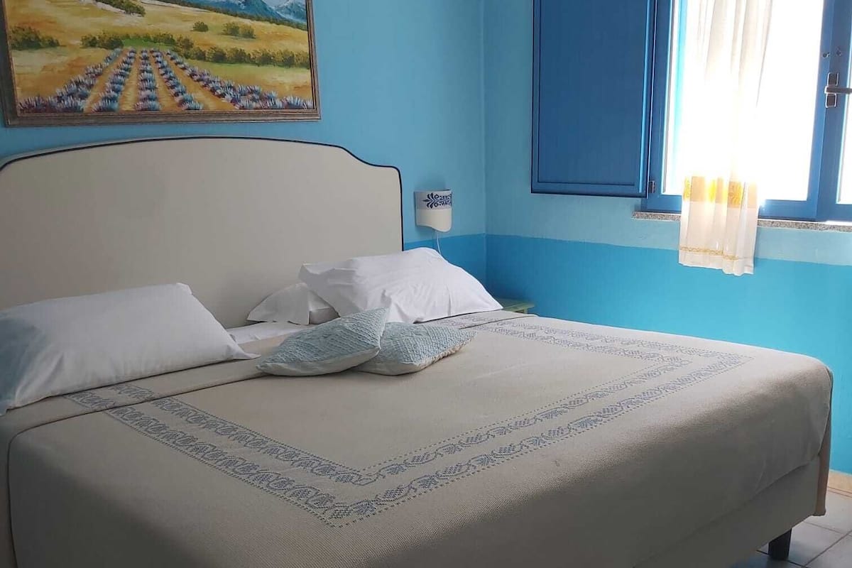 Cribs/infant beds, rollaway beds