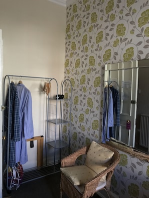 Cortines opaques, planxa i posts de planxar i bressols gratuïts