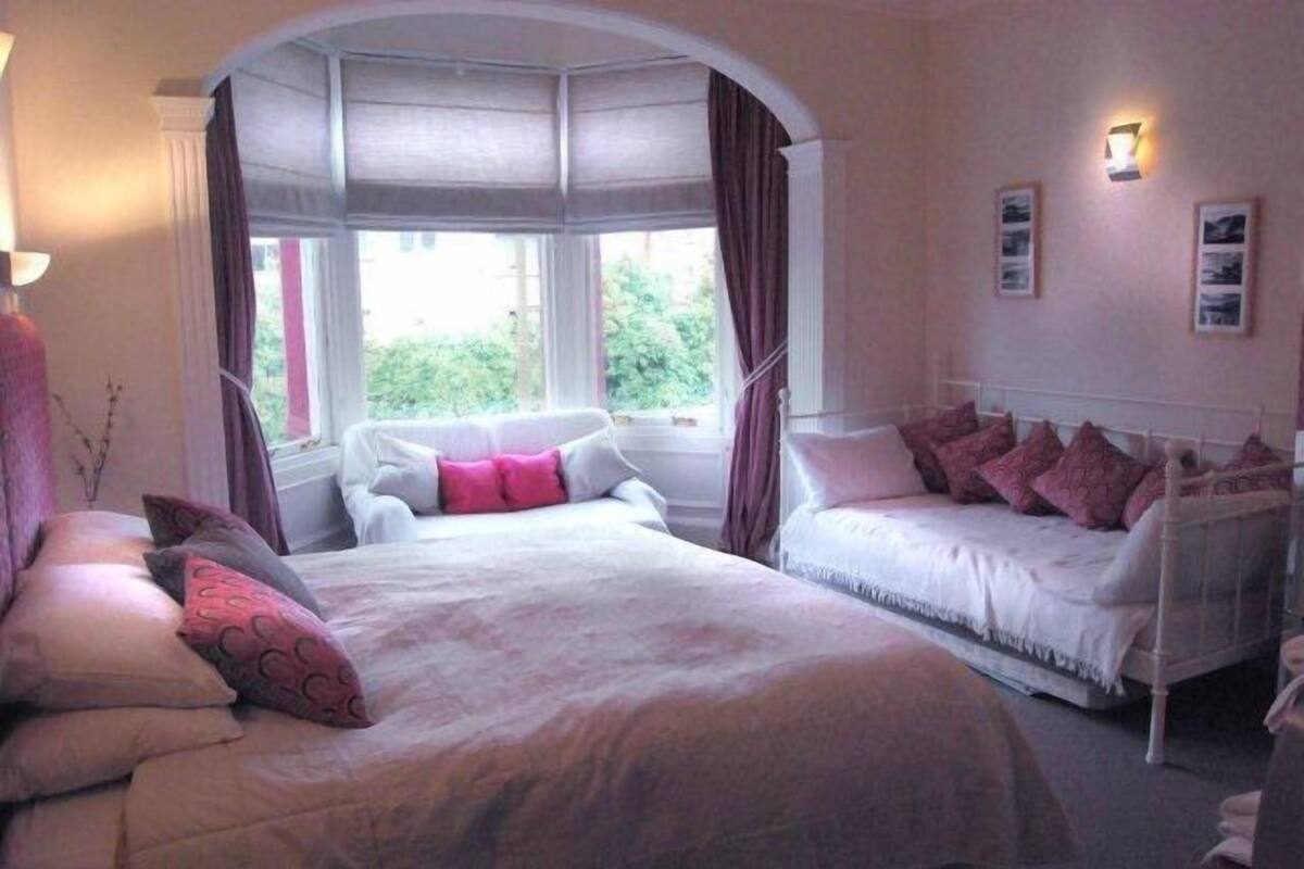 Chambre familiale, salle de bain attenante | Rideaux d’obscurcissement, fer et planche à repasser