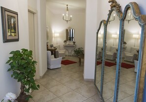 Coin salon dans le hall