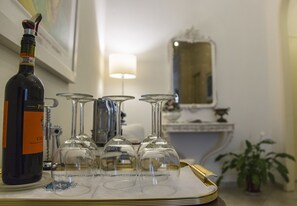 A bottle of wine and several empty wine glasses on a tray. - Atelier Cosseria (Florence)