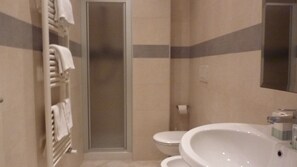Comfort Double Room, Private Bathroom | Bilik Mandi | Pancuran mandi, kelengkapan dandanan diri percuma, pengering rambut 