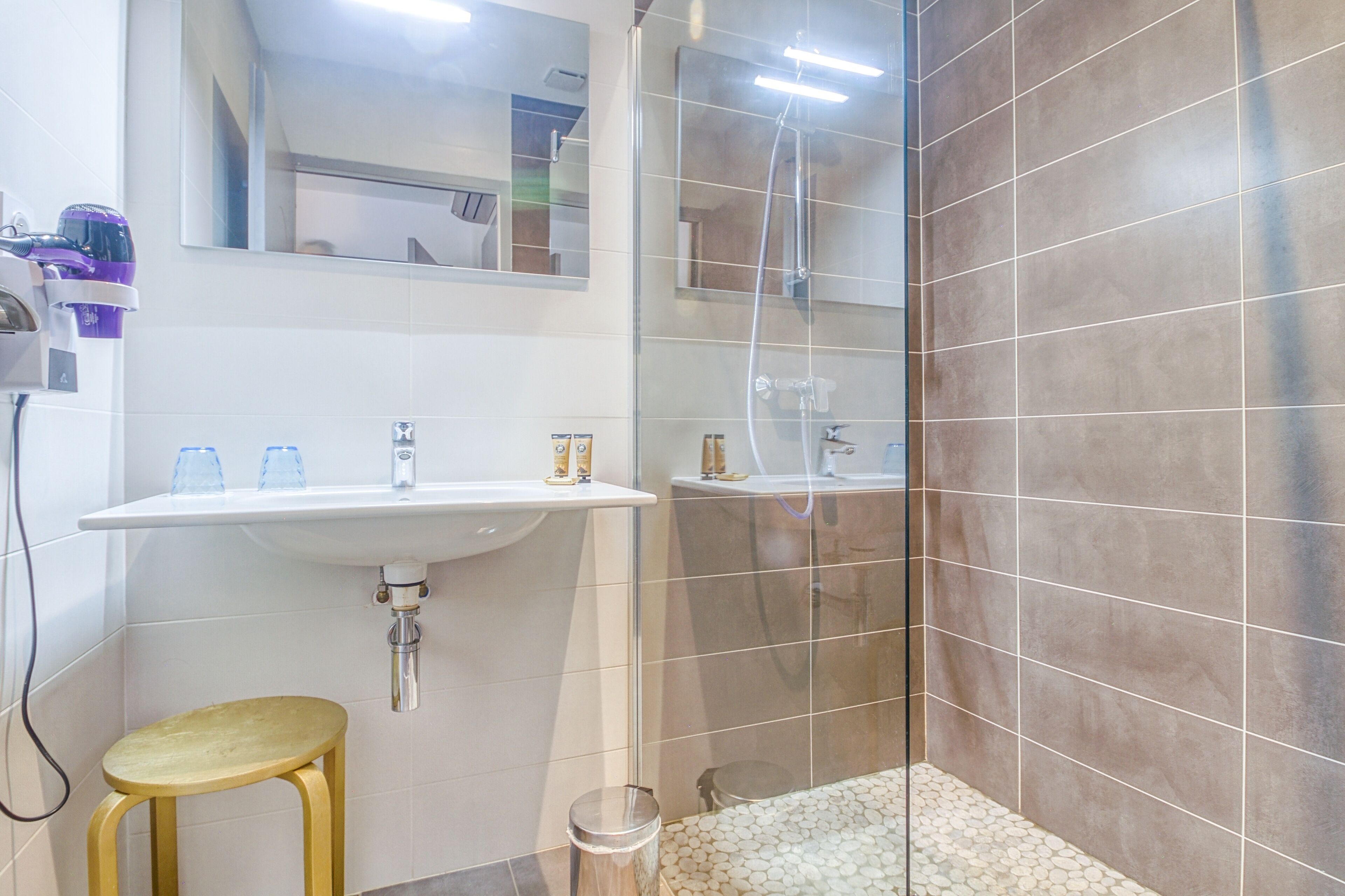 superior room | bathroom | free toiletries, hair dryer, towels