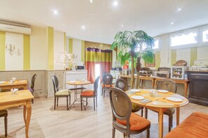 Päivittäinen buffetaamiainen (12 EUR per henkilö)