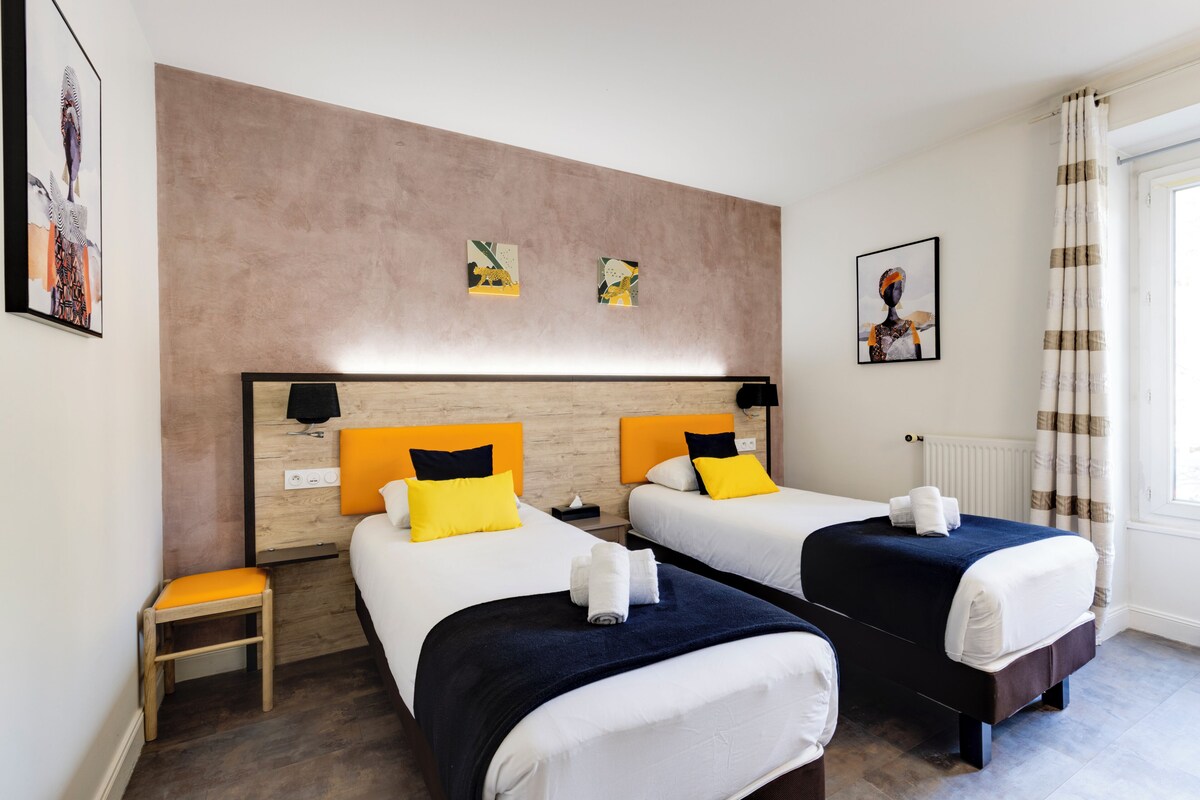 Twin kamer, privébadkamer | Luxe beddengoed, Tempur Pedic-bedden, een gratis minibar