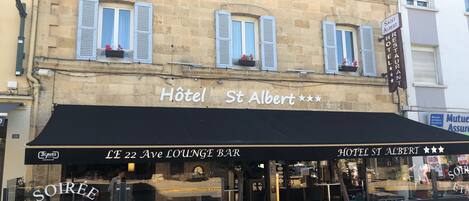 A building with a sign for 'Hôtel St Albert' and a 'Lounge Bar' below it.