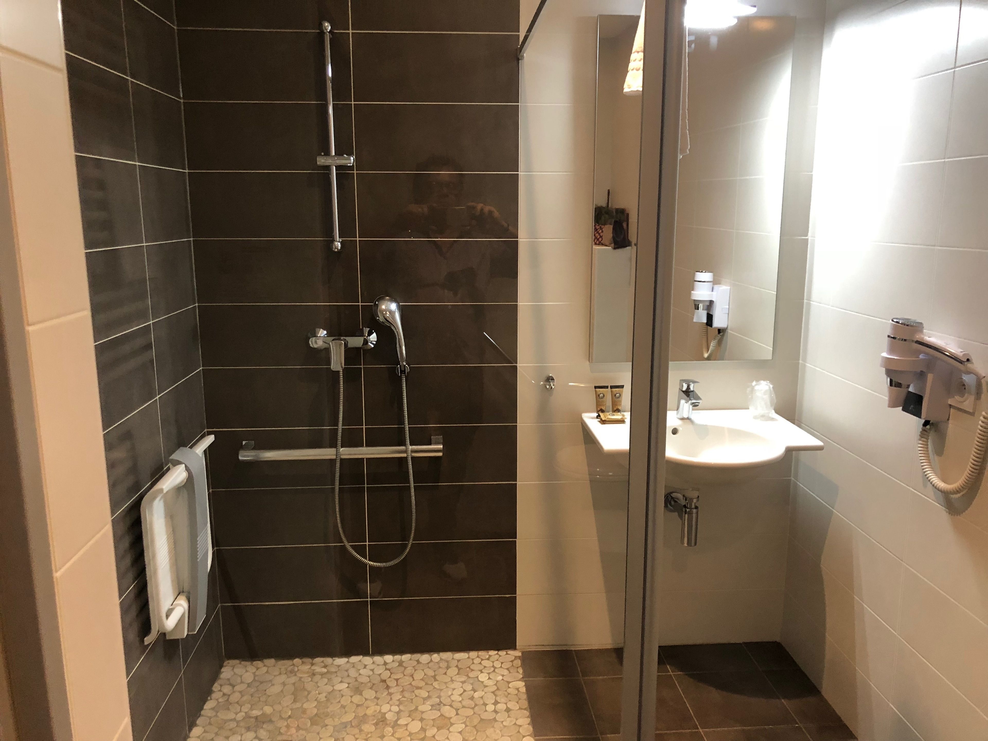economy double room | bathroom shower