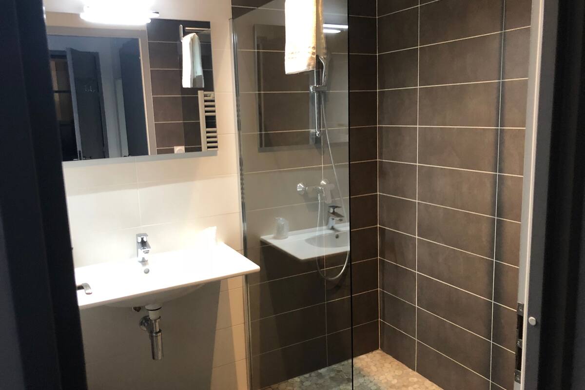 comfort double room | bathroom | free toiletries, hair dryer, towels