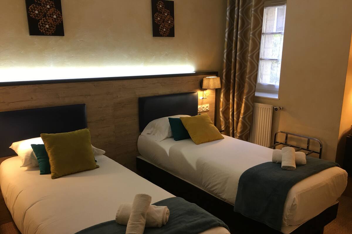 Premium bedding, Tempur-Pedic beds, free minibar, in-room safe