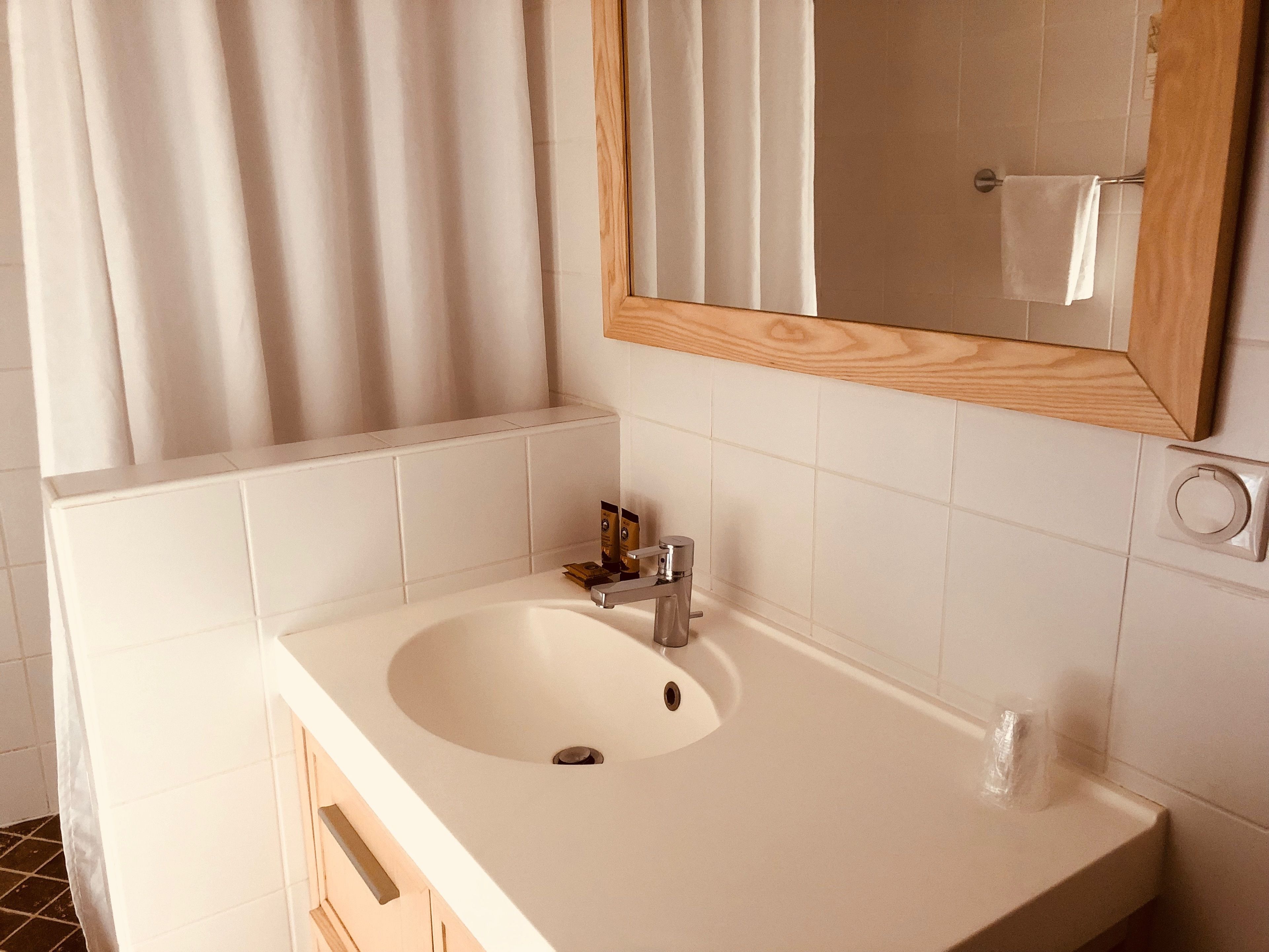 twin room, private bathroom | bathroom | free toiletries, hair dryer, towels