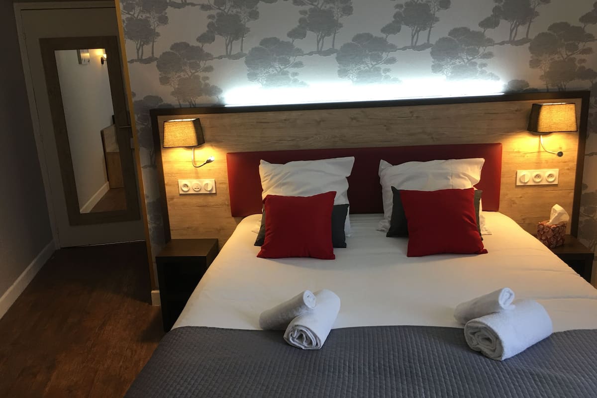 Premium bedding, Tempur-Pedic beds, free minibar, in-room safe