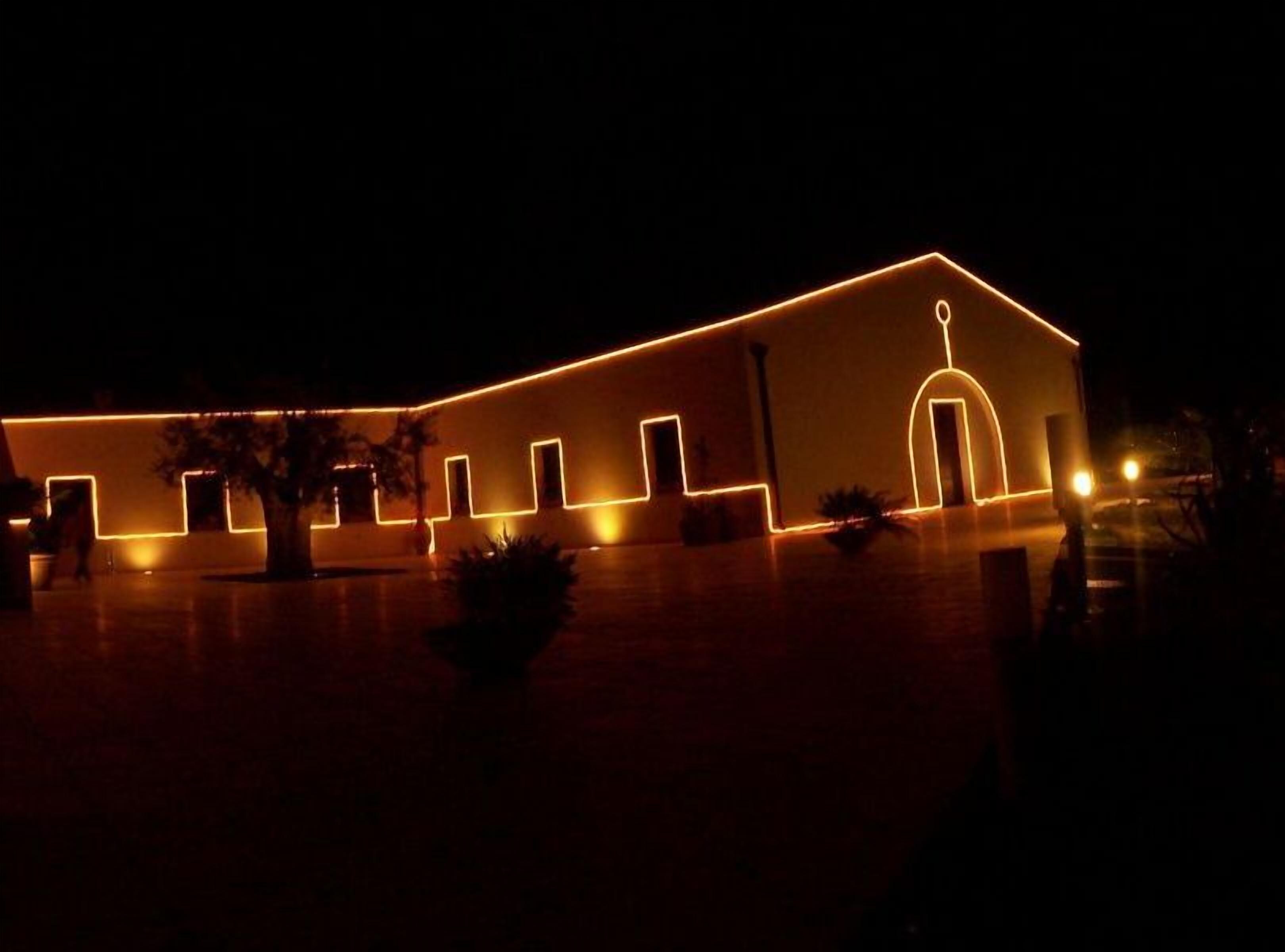 Majoituspaikan julkisivu illalla/yöllä