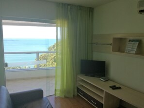 Apartamento Deluxe de 2 Quartos com Vista Mar | Living room | LED TV